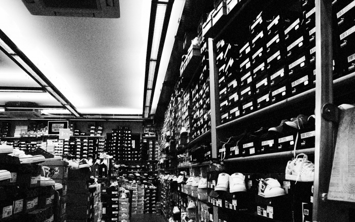 C'ho sette par de scarpe e vado scarzo