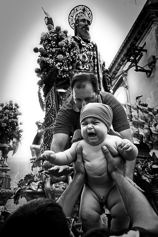 l'offerta dei bambini nudi-Festa di San Paolo-Palazzolo Acreide