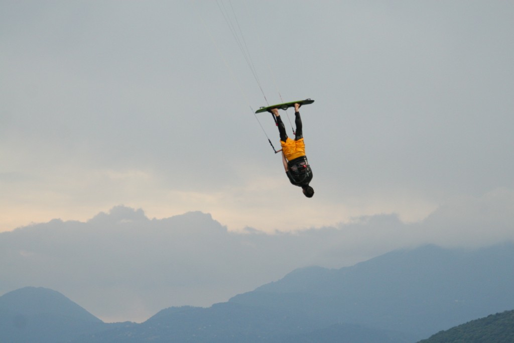 A testa in gi� tra le nuvole