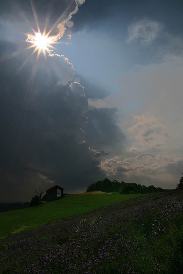 Il temporale avvolge le colline