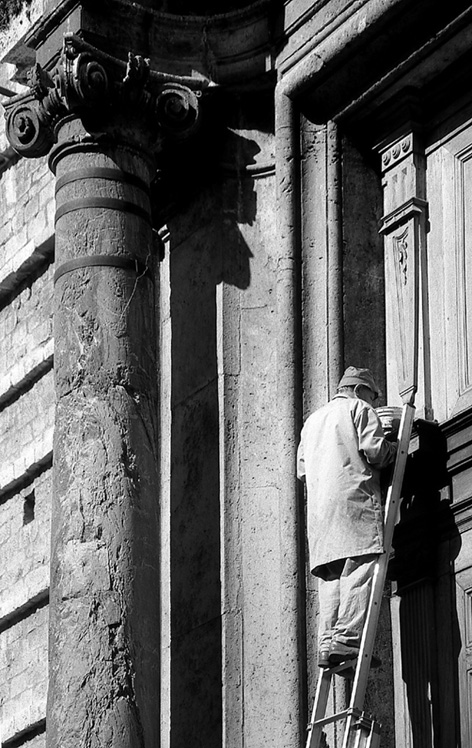 lavando l'esterno del tempio