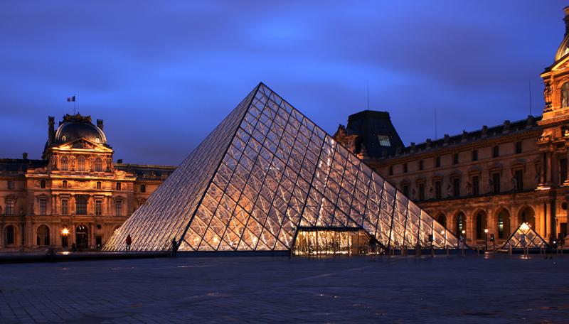La pyramide du Louvre de nuit