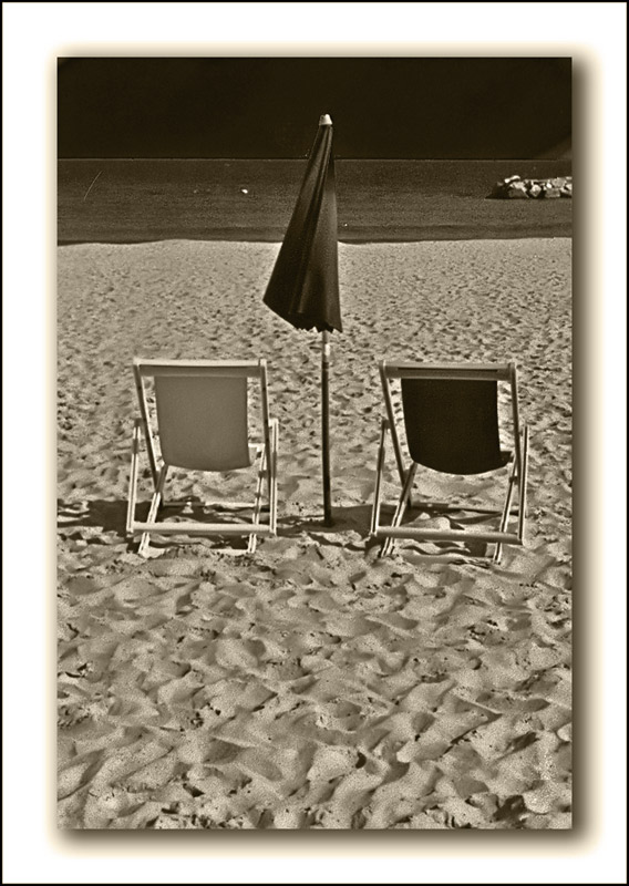 sdraio e ombrellone una DIA anni '70 rivisitata in BW