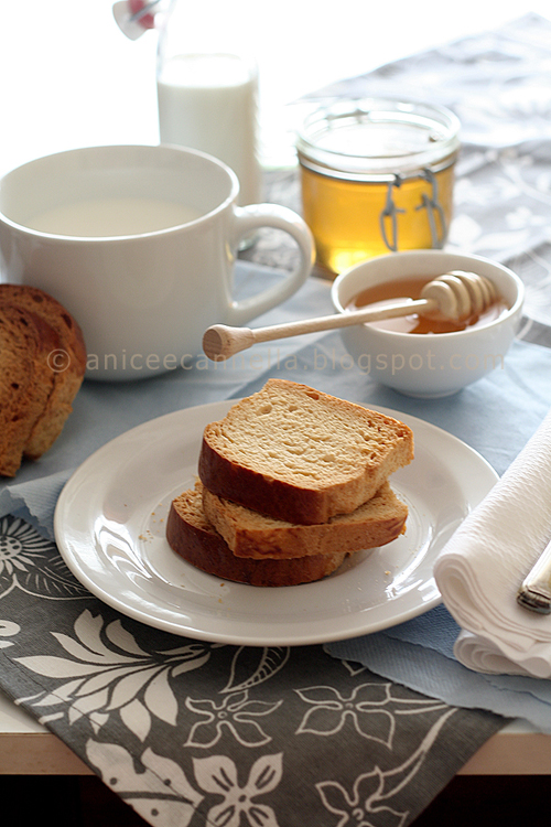 Breakfast con fette biscottate home-made