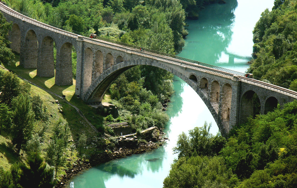 Il grande arco in pietra