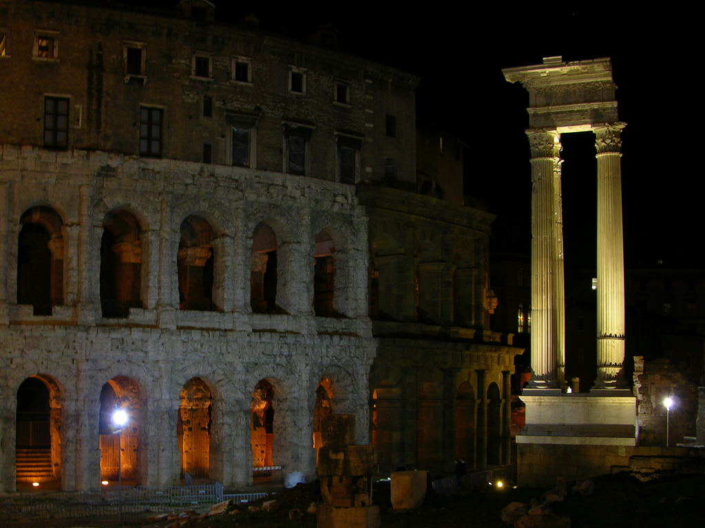 Il Teatro di Marcello e le tre colonne del tempio di Apollo Sosiano