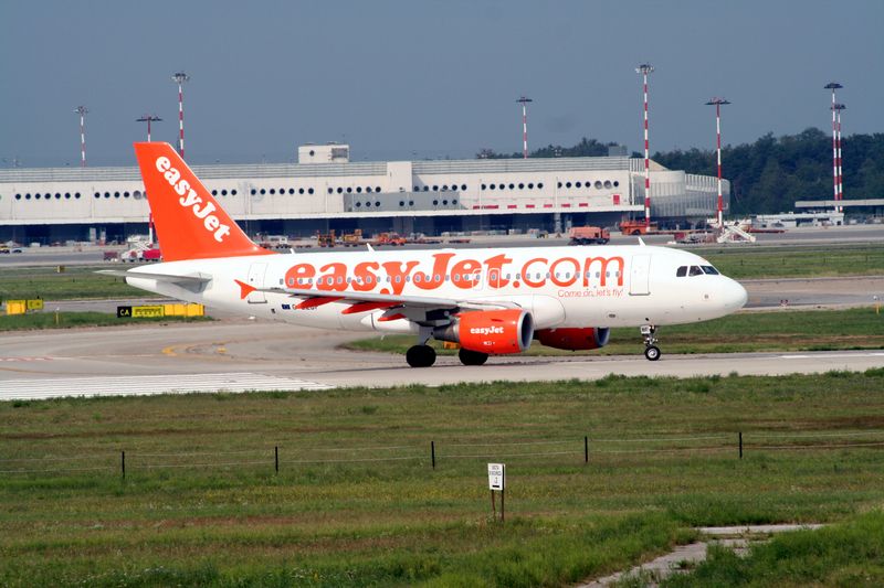 Easy Jet pronto al decollo su pista R35