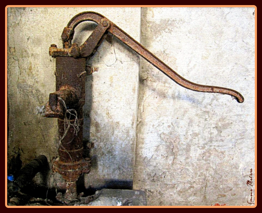 Vecchia pompa per l'acqua