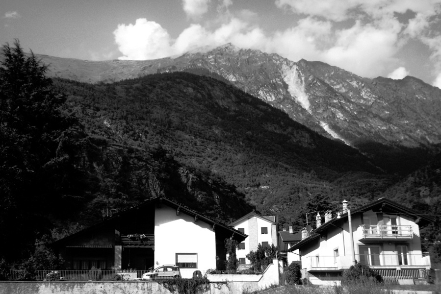 case in montagna b/n