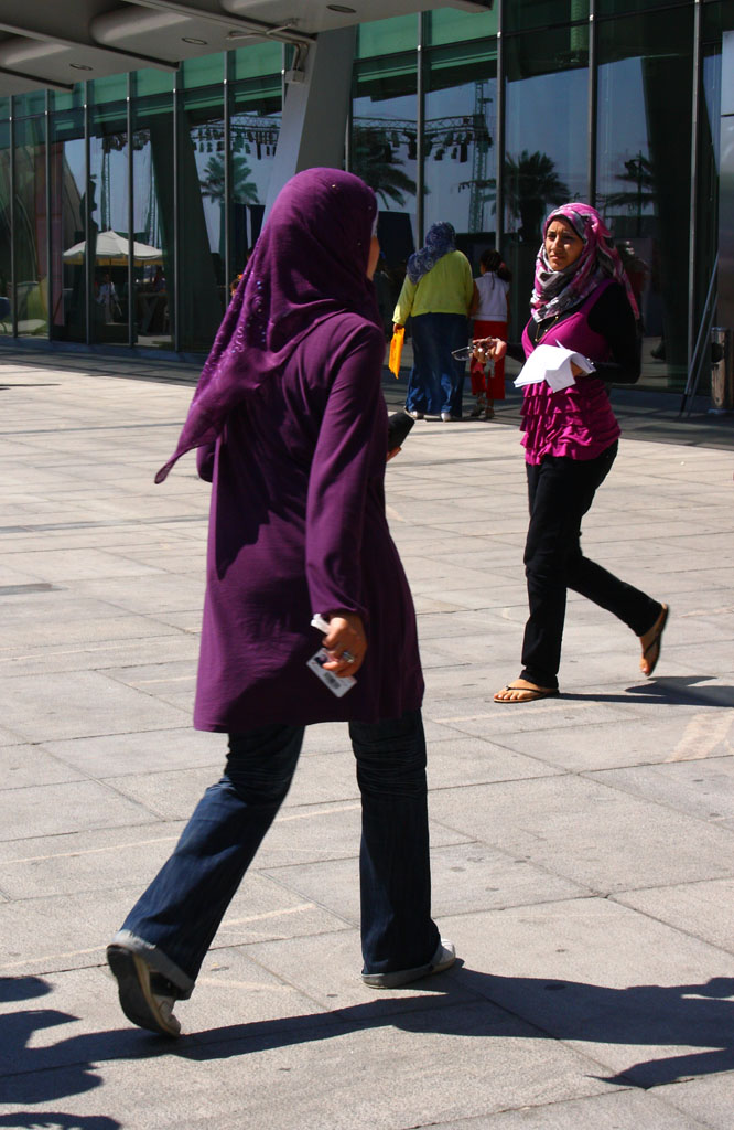 Due ragazze che camminano...