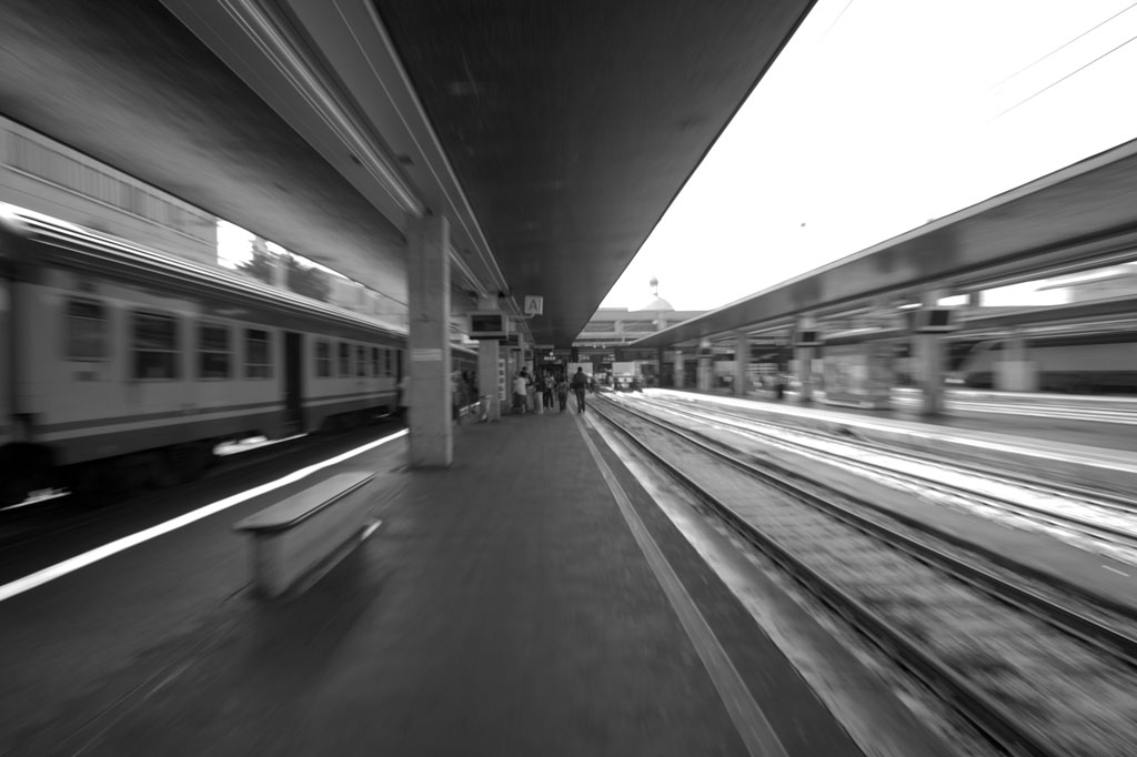 camminando in stazione