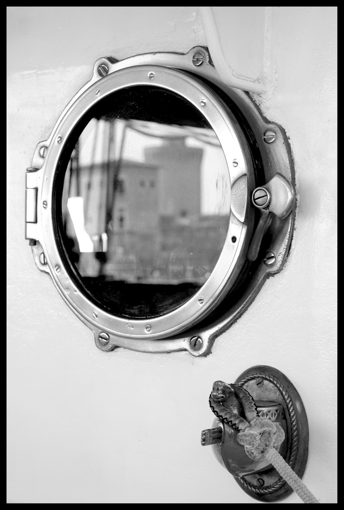 guardo il mondo da un'obl�