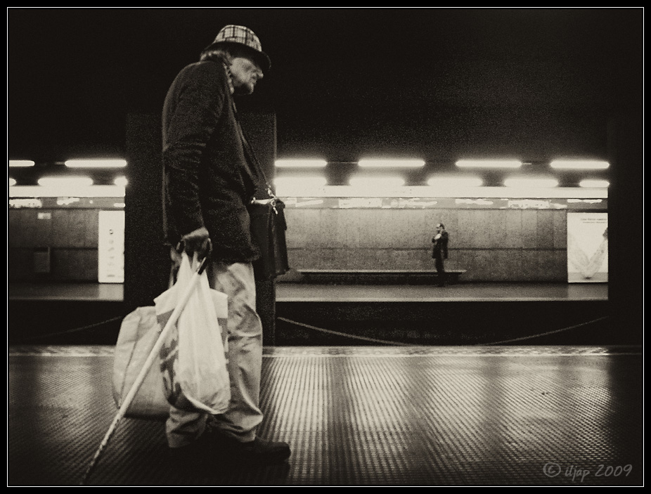 Anziano in metro'