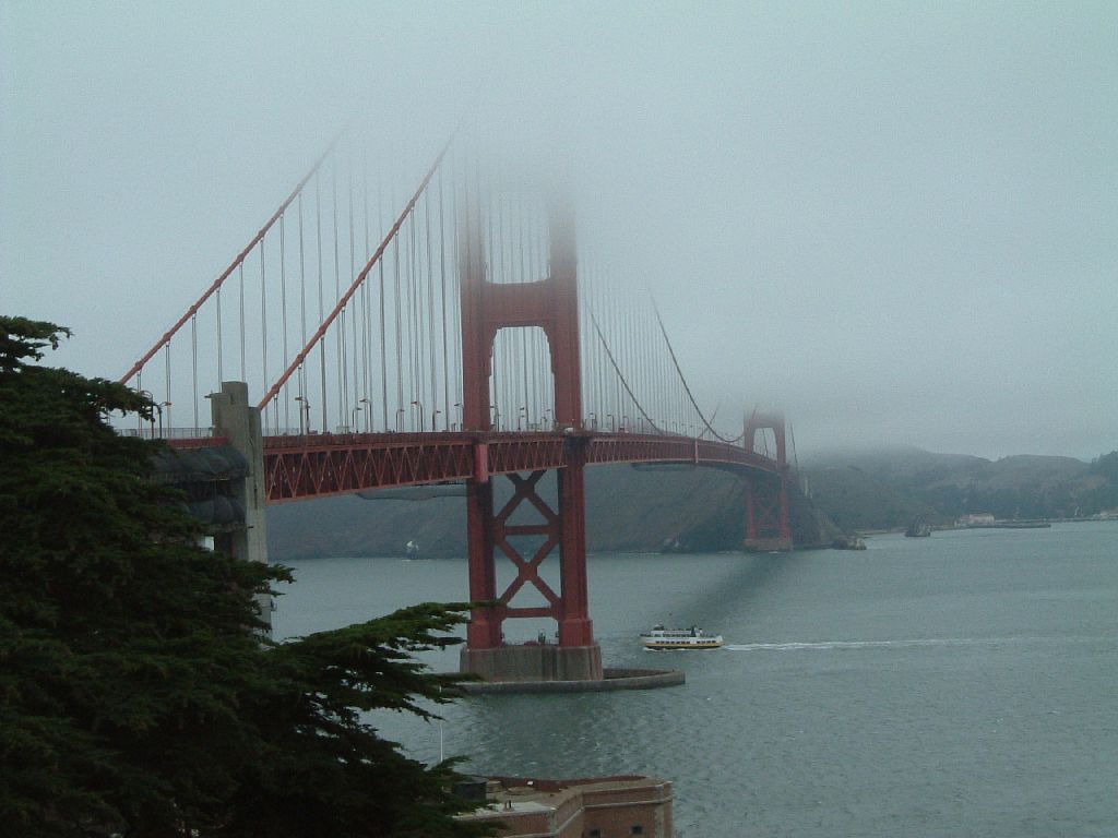 GoldenGate Bridge con nebbia