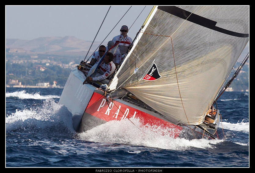 Luna Rossa cerca di speronarci...