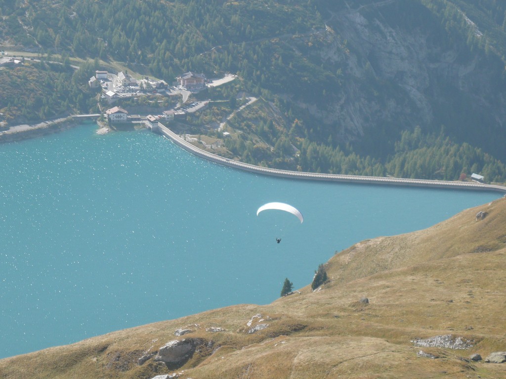 parapendio sul lago Fedaia