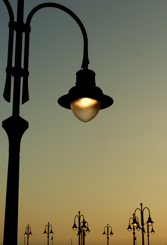 con il capo chino...