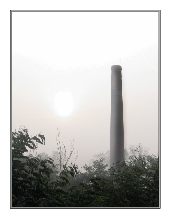 ciminiera nella foschia