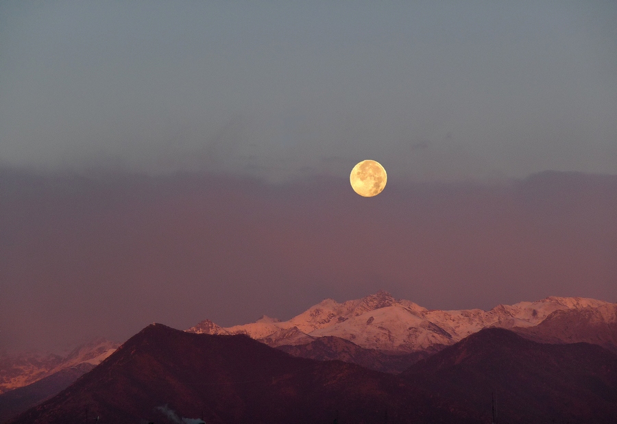 Questa mattina la luna e' un po' strana ...