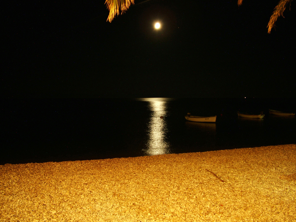 Luna, spiaggia e passione.