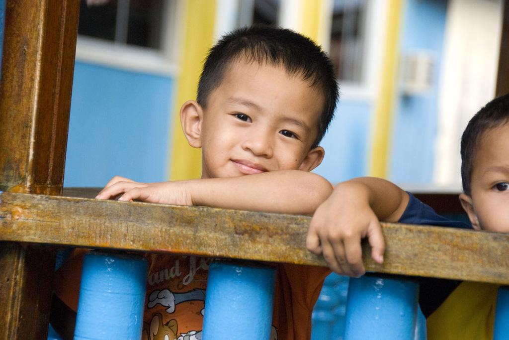 bambini alle case galleggianti di Sandakan