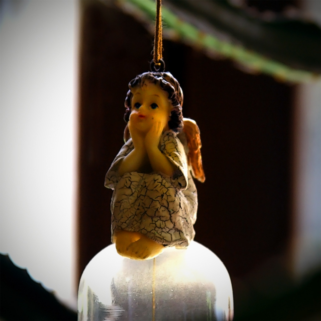 quando una campana suona in cielo un angelo mette le ali