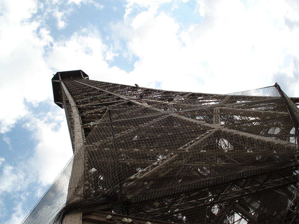 Les hommes travaillent vers les nuages