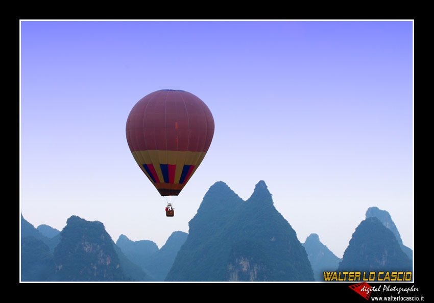 La mongolfiera tra i monti