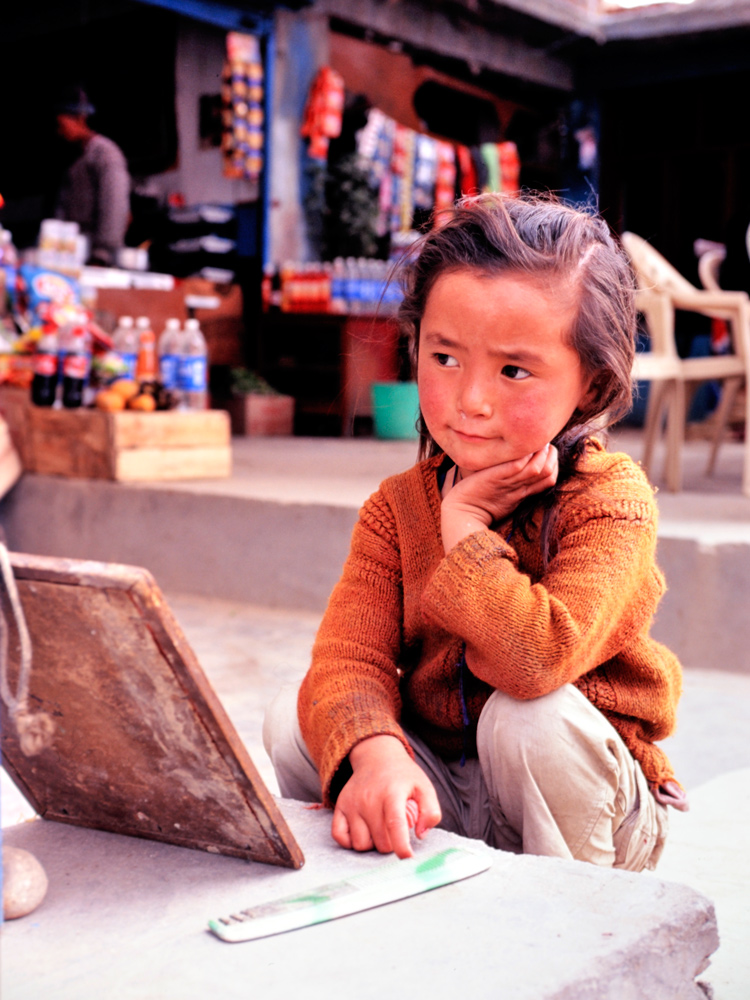 Bambina allo specchio