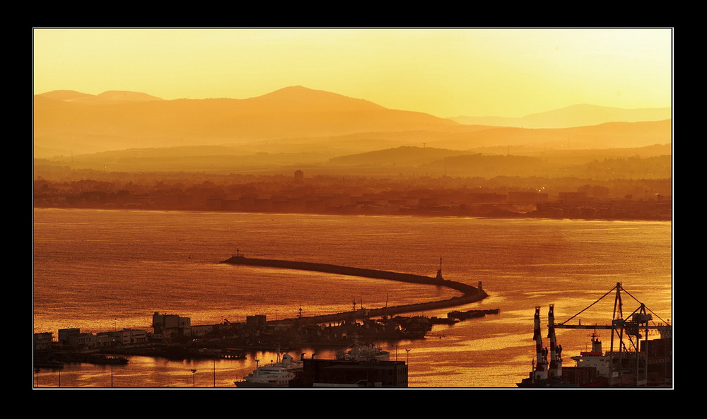 Alba sul porto di Haifa