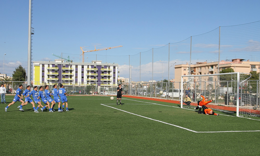Calcio di rigore ( foto scattata a raffica con canon 7D )