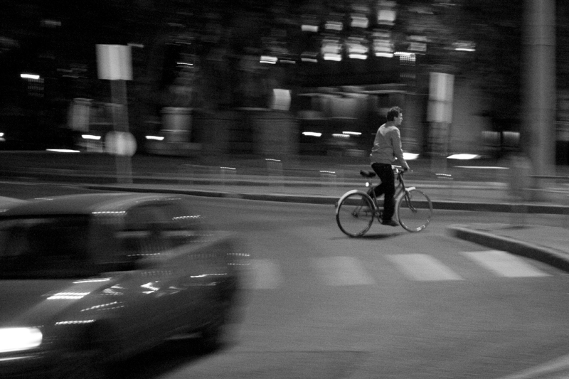 in bicicletta, di notte