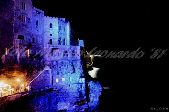 Polignano a mare in notturna.