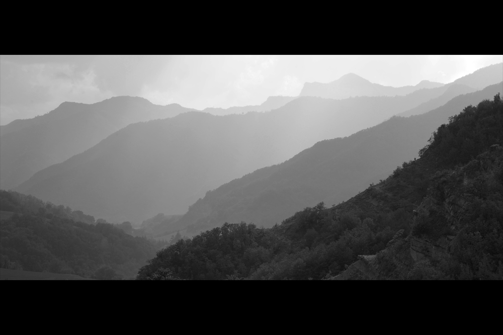 Prospettive tra i colli in un piovoso tramonto