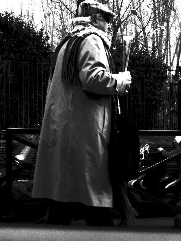 alla fermata del bus