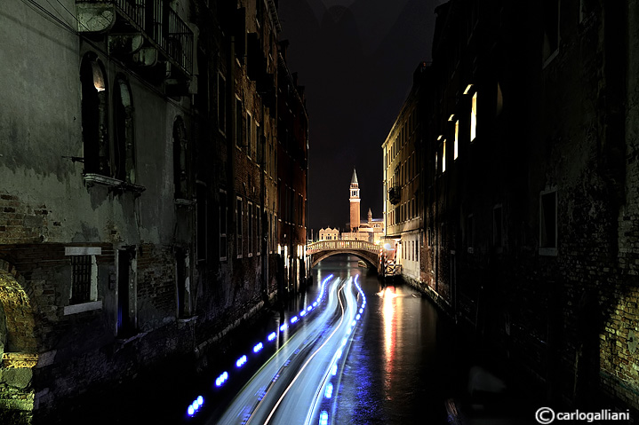 Venezia : canale di luce