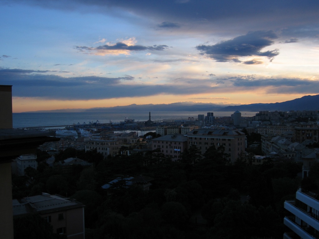 Genova - Calano le ombre della sera .....
