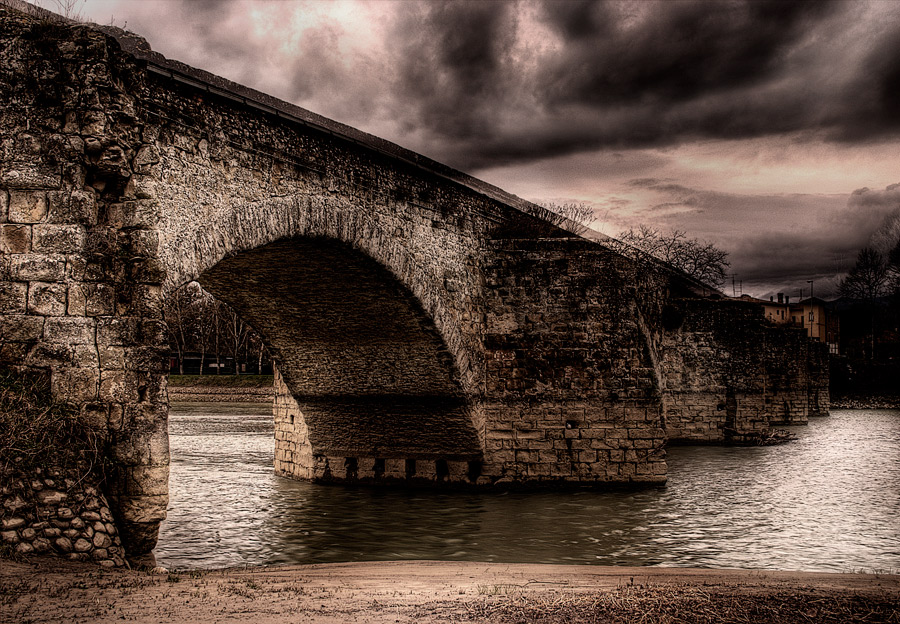 veduta personale di un ponte storico