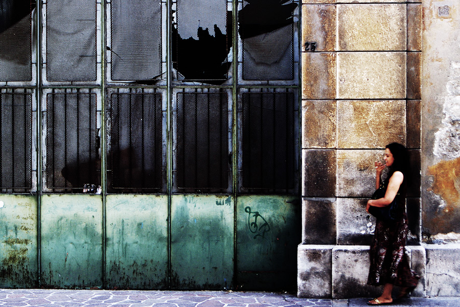Passante con vecchio edificio