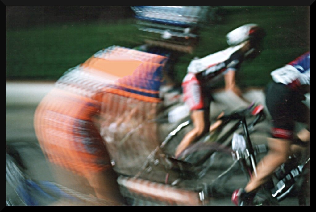 Dinamismo di ciclista in corsa notturna