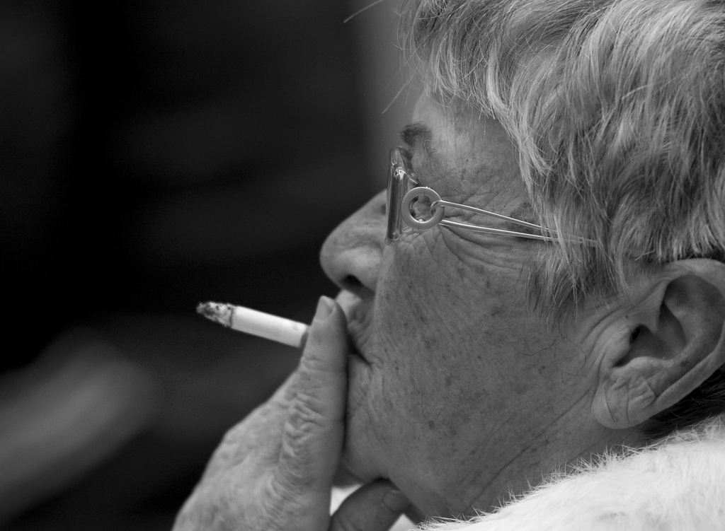 La vecchia fumatrice