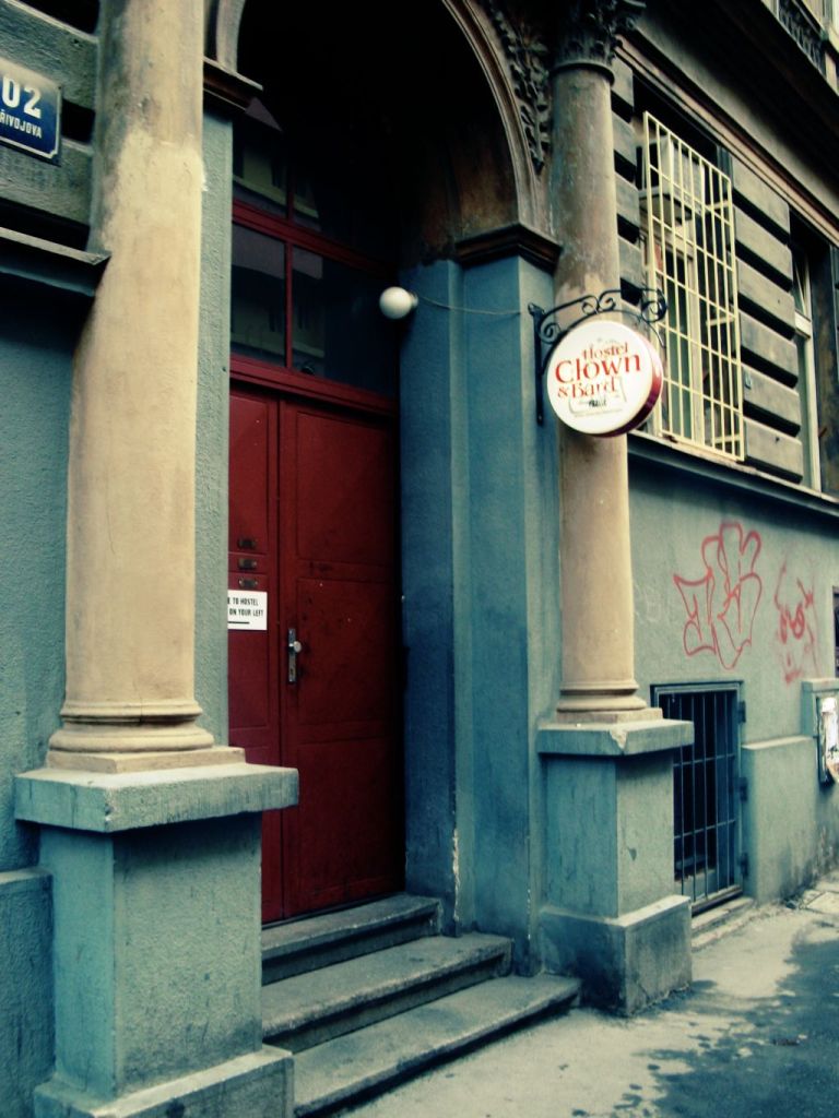 08.dormo in un caseggiato anonimo