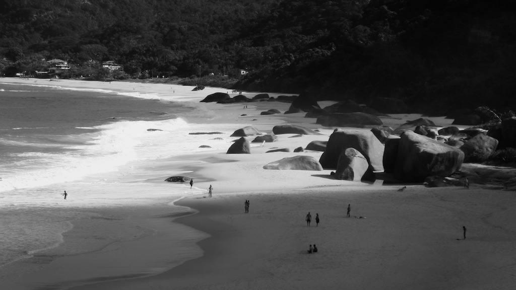 Rocce, ombre, uomini e spiaggia
