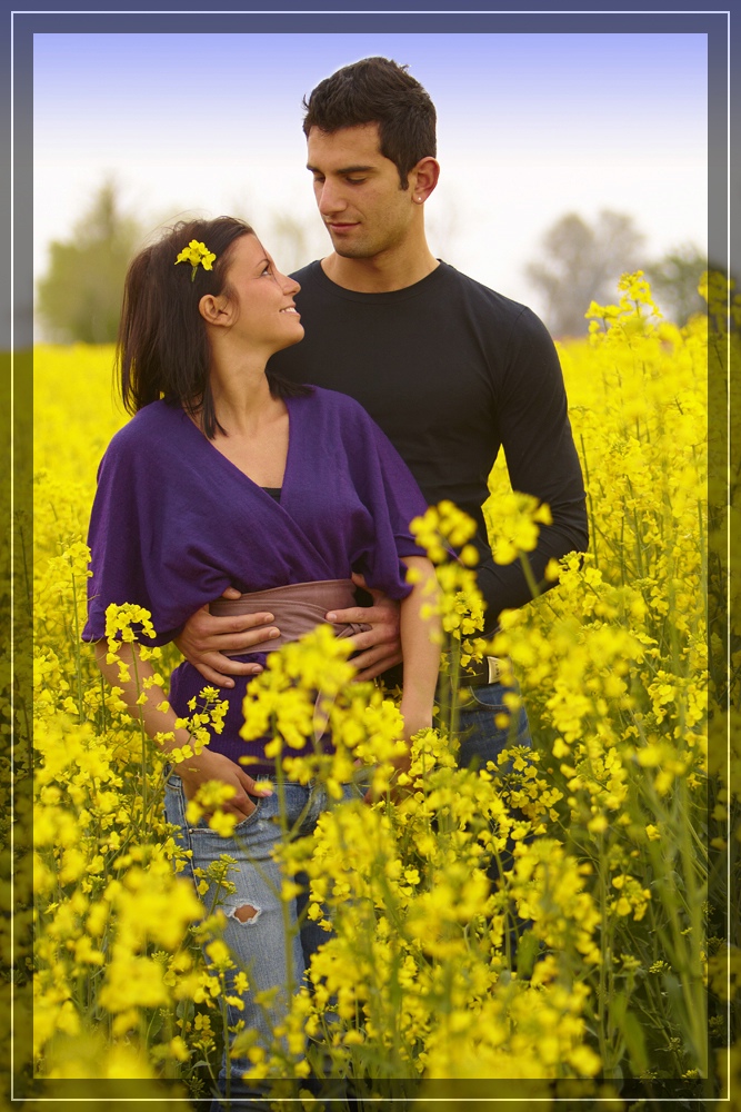 Coppia in campo di colza