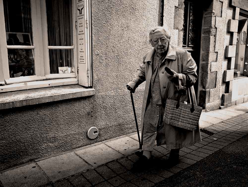 La vecchina s'incammina