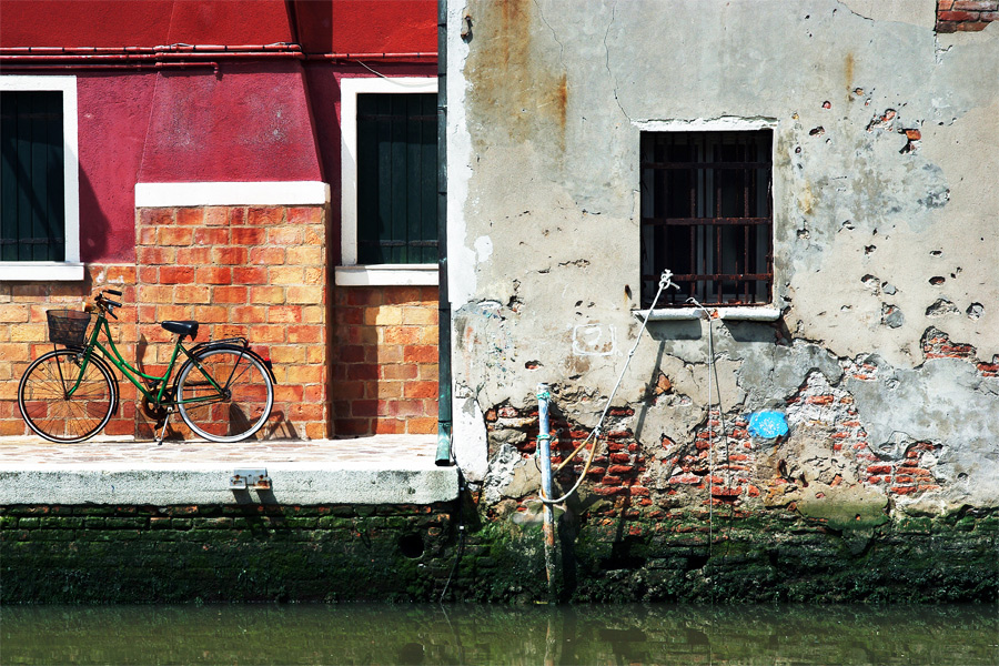 Vecchi muri con bicicletta