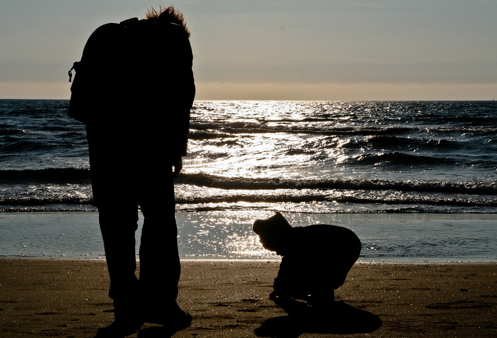 Amore materno sulla spiaggia