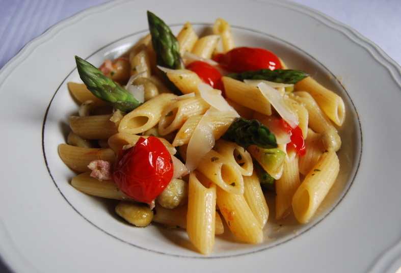 Penne con pomodorini e asparagi