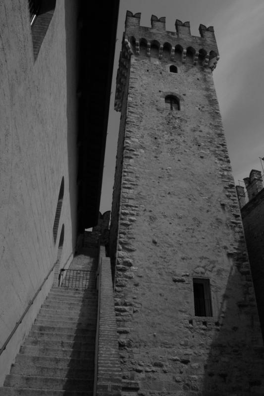 Castello di Sirmione in verticale