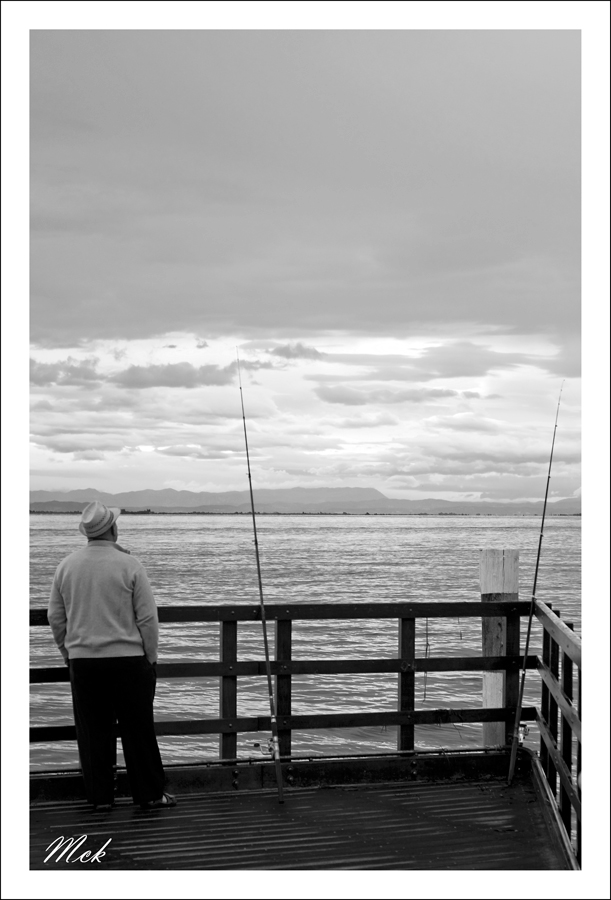 Il pescatore scruta l'orizzonte